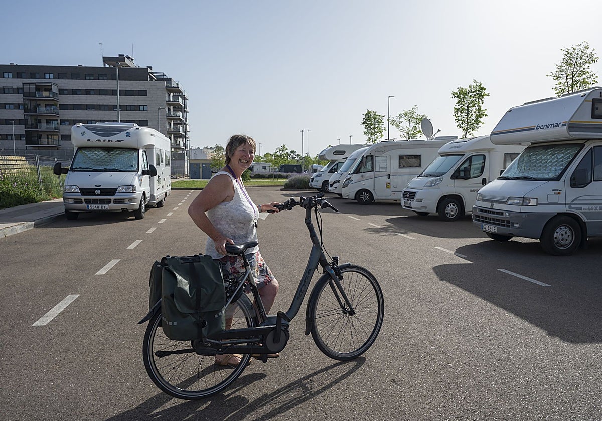Las autocaravanas toman el aparcamiento de la futura piscina de Badajoz: Â«Es tranquilo, llano y bien situadoÂ»